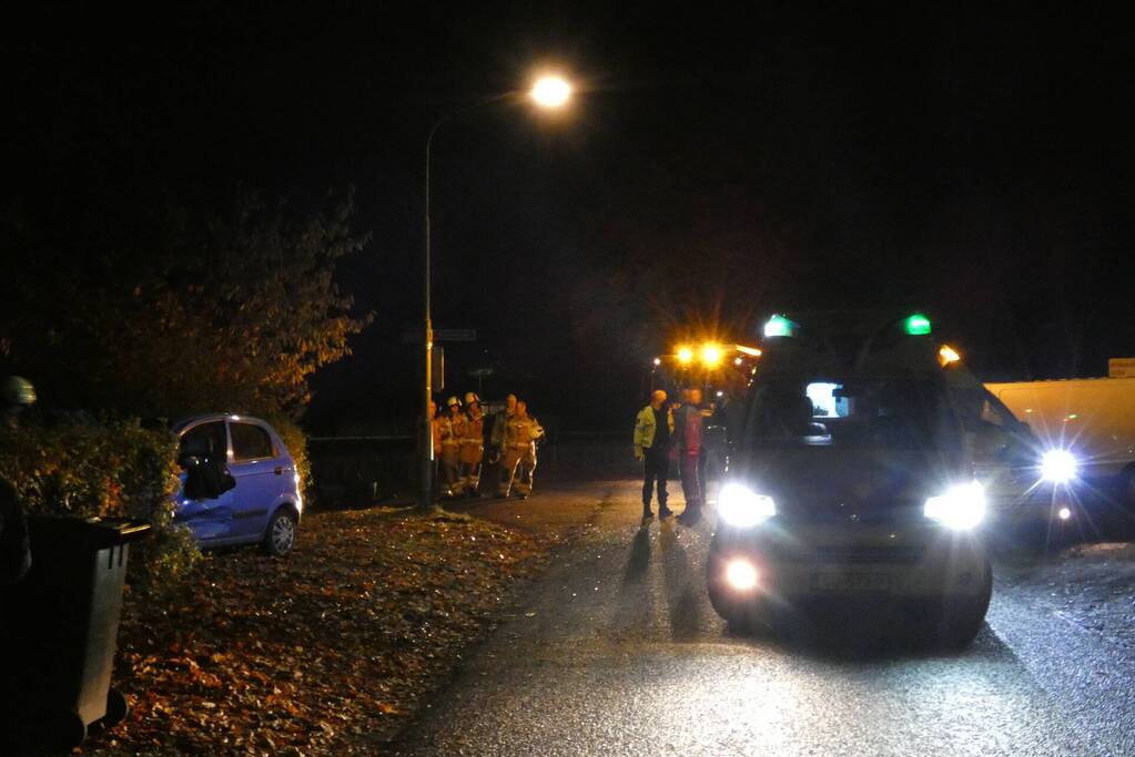 Personenauto belandt in tuin na ongeval met bestelbus