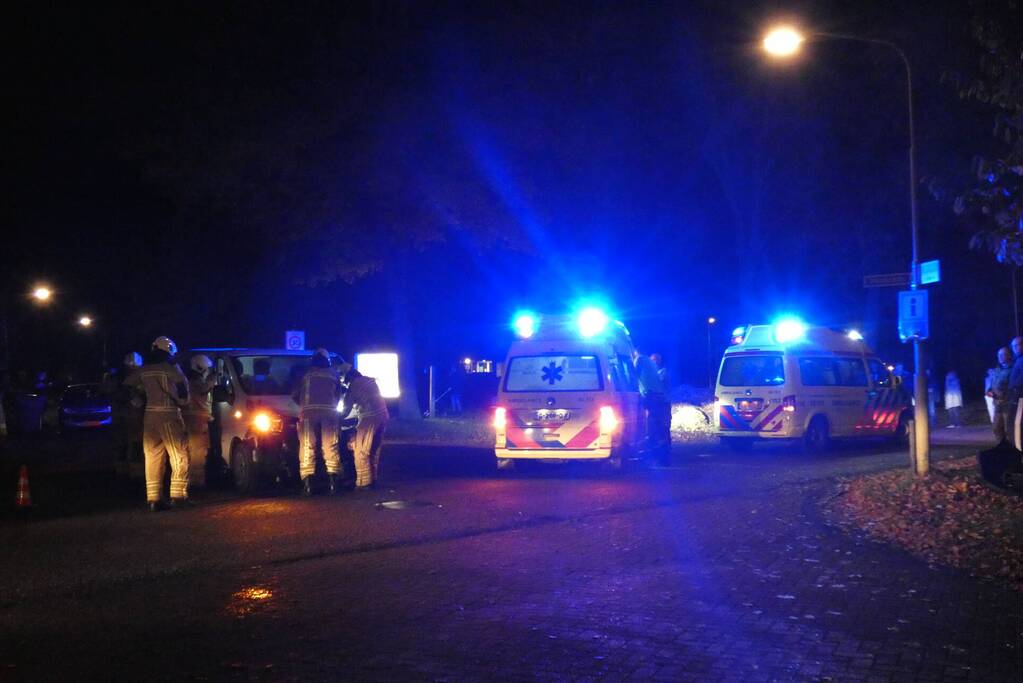 Personenauto belandt in tuin na ongeval met bestelbus