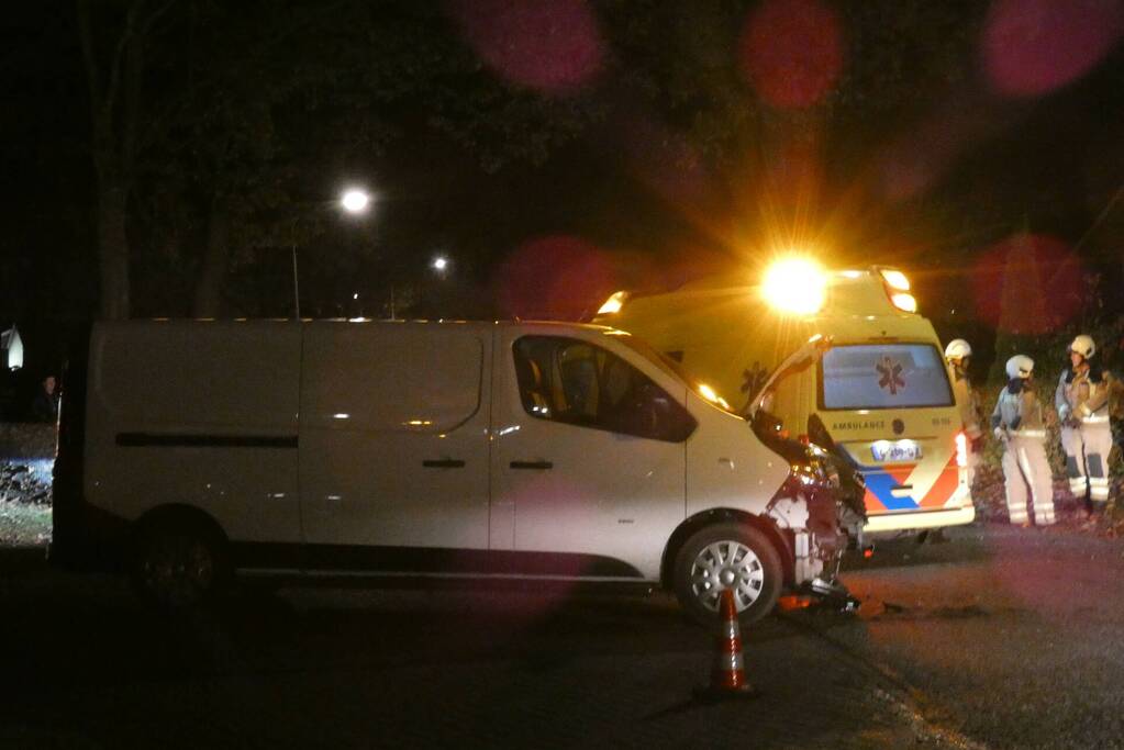 Personenauto belandt in tuin na ongeval met bestelbus