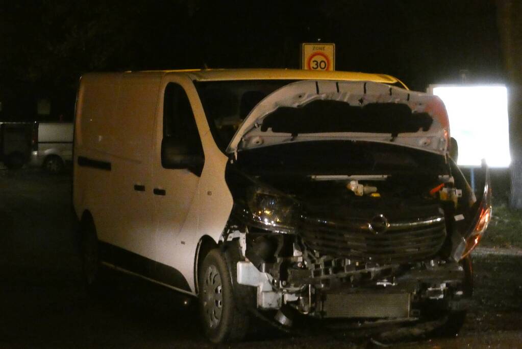 Personenauto belandt in tuin na ongeval met bestelbus