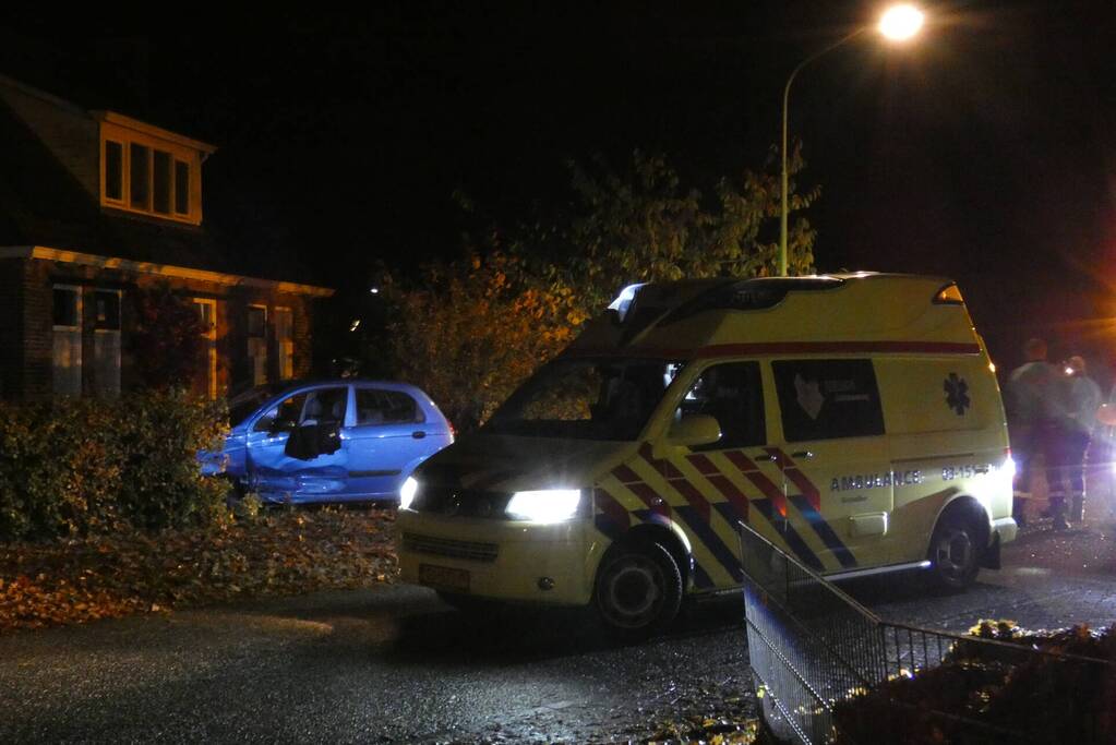 Personenauto belandt in tuin na ongeval met bestelbus