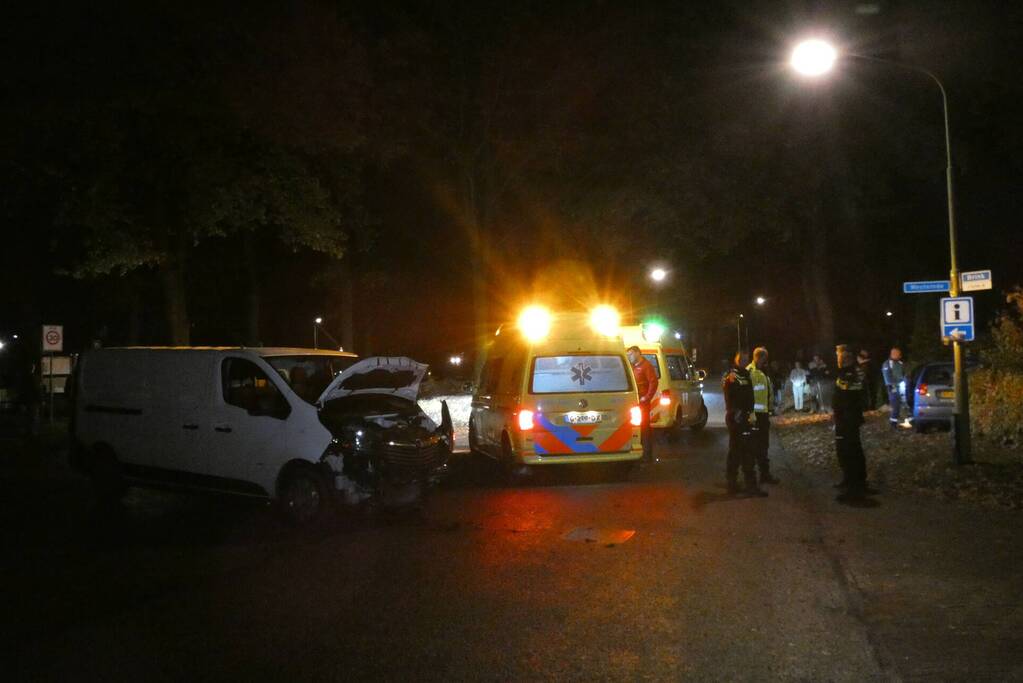 Personenauto belandt in tuin na ongeval met bestelbus