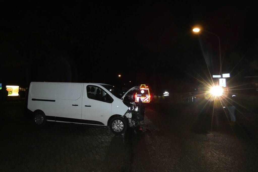 Personenauto belandt in tuin na ongeval met bestelbus