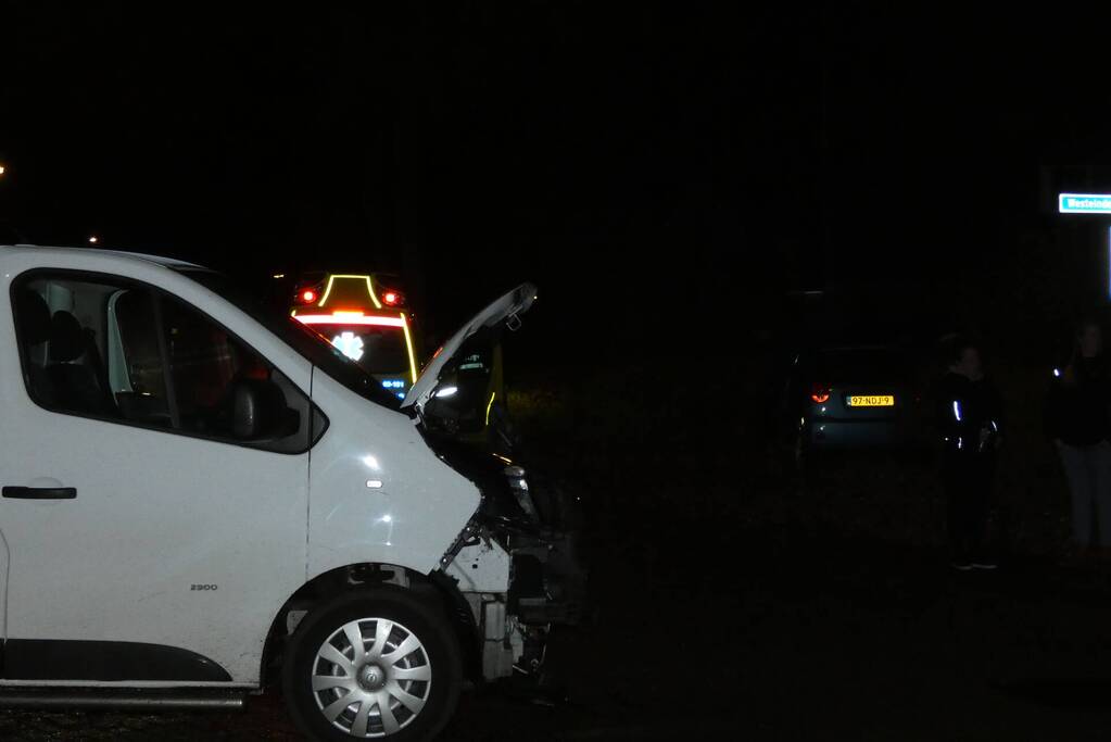 Personenauto belandt in tuin na ongeval met bestelbus