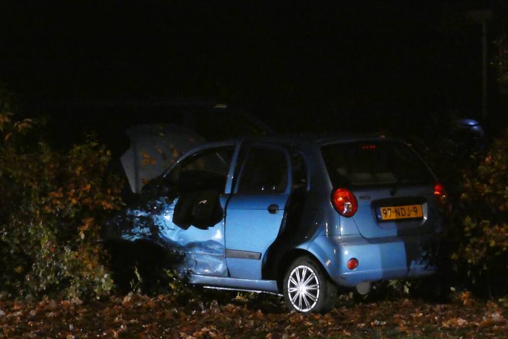 Personenauto belandt in tuin na ongeval met bestelbus