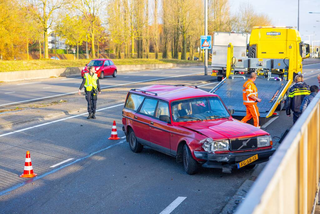 Veel schade bij aanrijding tussen personenauto en bakwagen