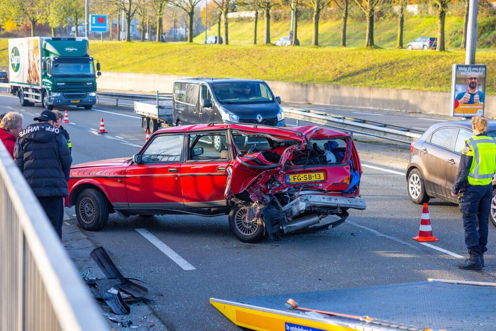 Veel schade bij aanrijding tussen personenauto en bakwagen