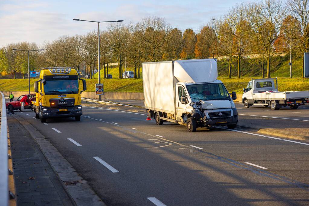 Veel schade bij aanrijding tussen personenauto en bakwagen