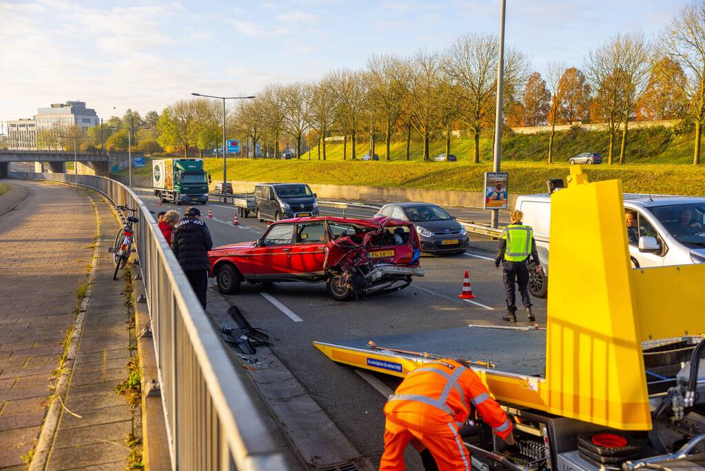 Veel schade bij aanrijding tussen personenauto en bakwagen