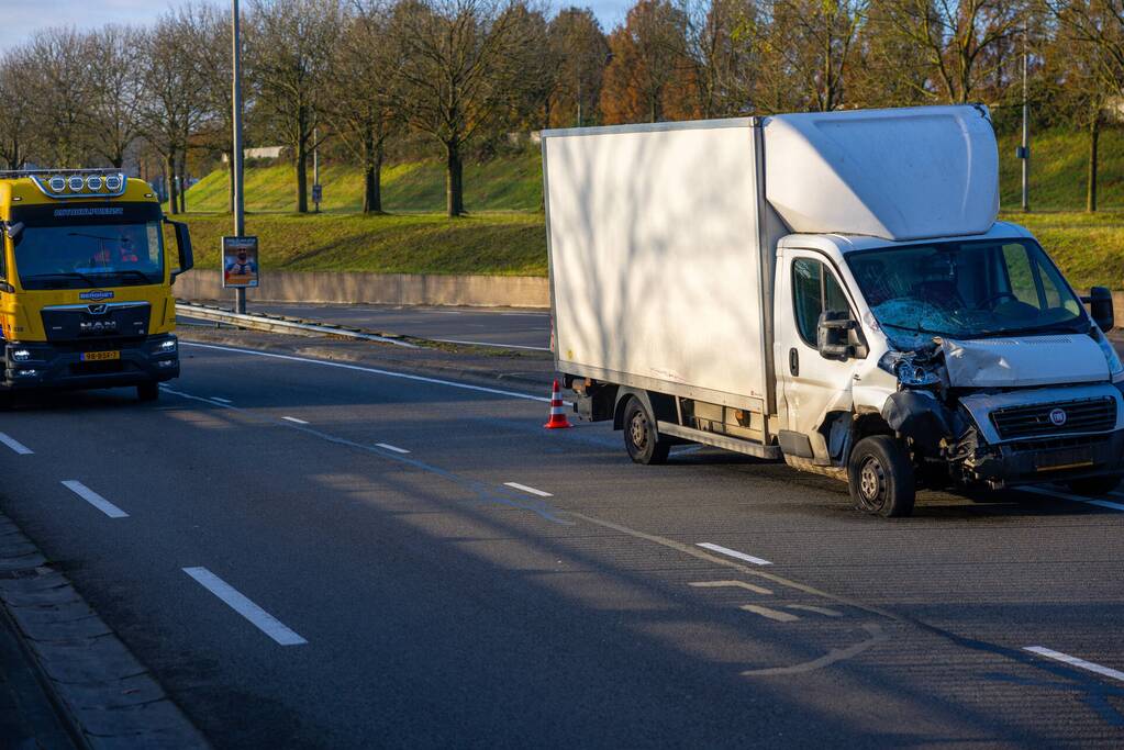Veel schade bij aanrijding tussen personenauto en bakwagen