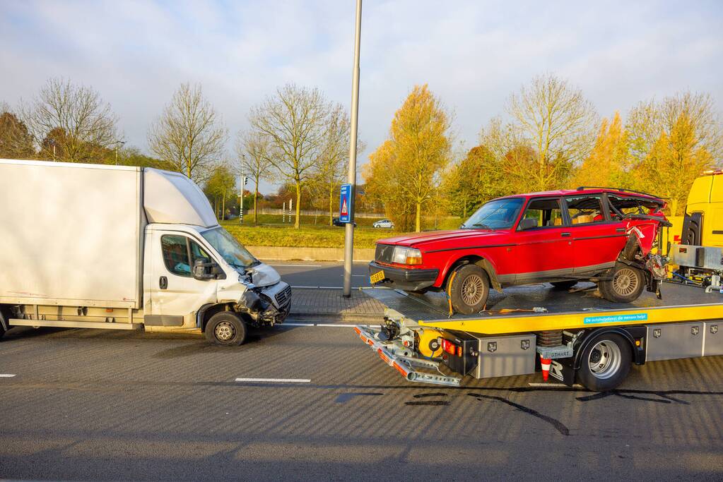 Veel schade bij aanrijding tussen personenauto en bakwagen