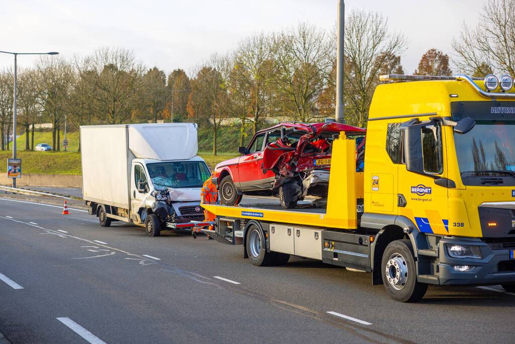 Veel schade bij aanrijding tussen personenauto en bakwagen