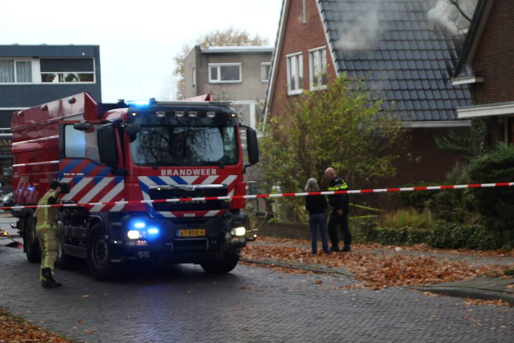 Enorme rookwolken bij brand op zolderverdieping