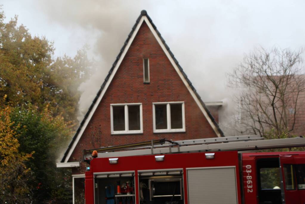 Enorme rookwolken bij brand op zolderverdieping