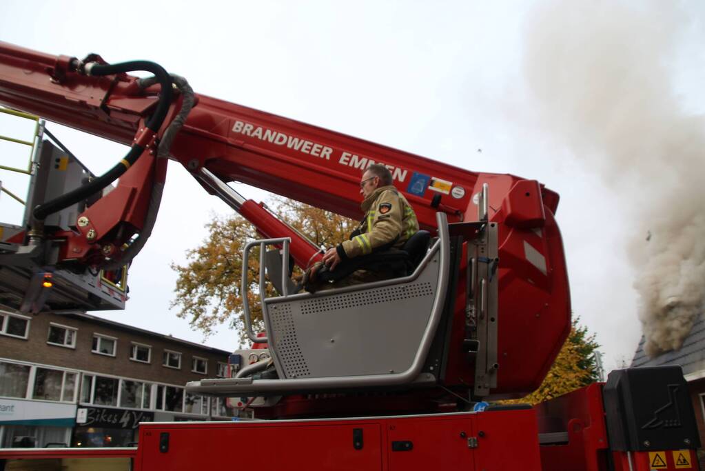 Enorme rookwolken bij brand op zolderverdieping