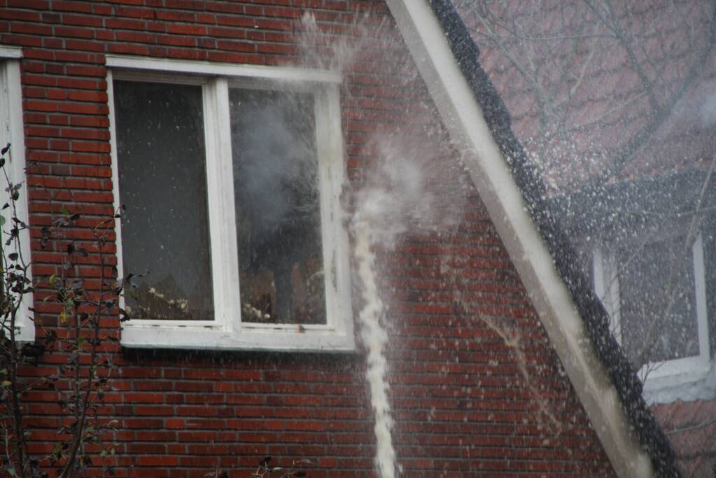 Enorme rookwolken bij brand op zolderverdieping