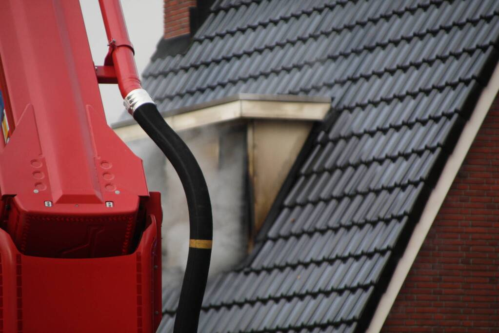Enorme rookwolken bij brand op zolderverdieping