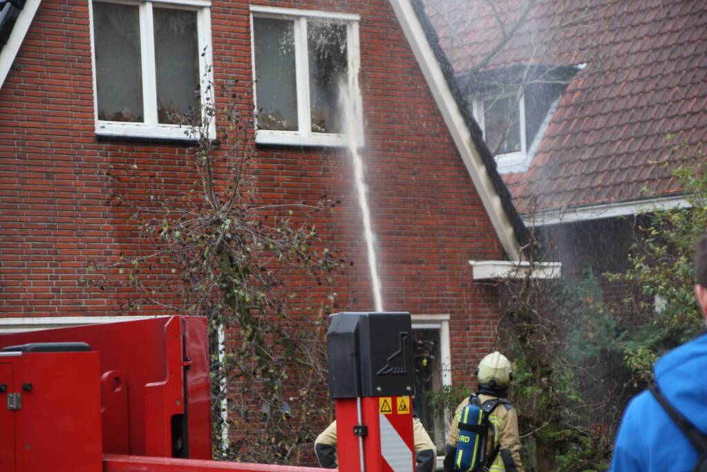 Enorme rookwolken bij brand op zolderverdieping
