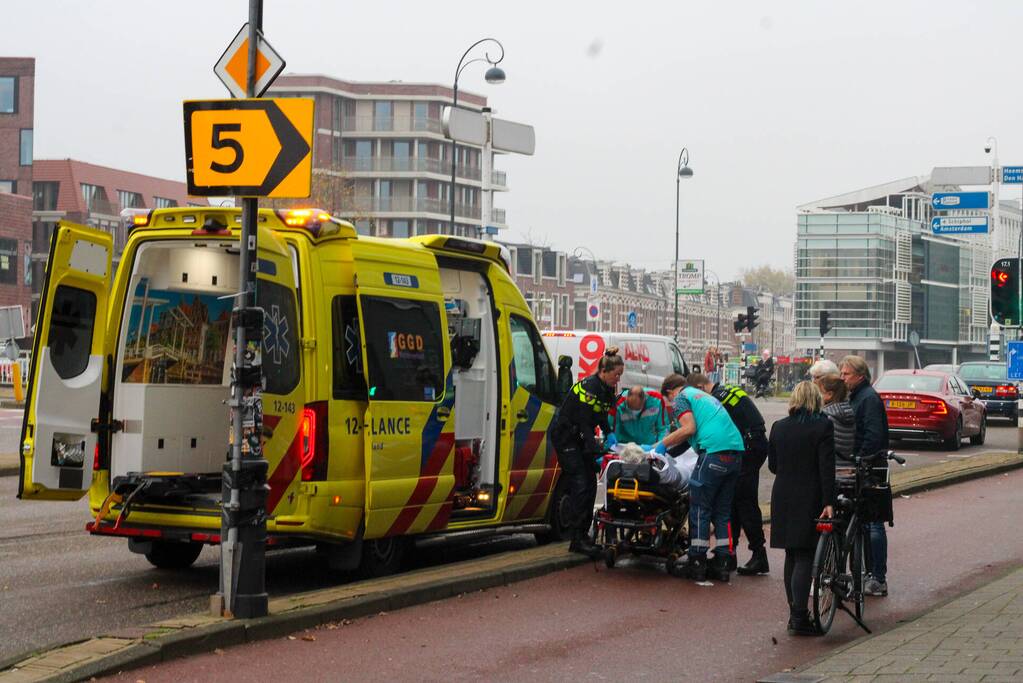Vrouw gewond bij val op fietspad