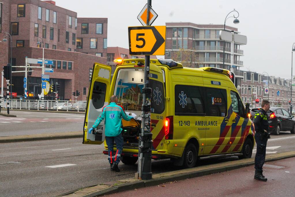 Vrouw gewond bij val op fietspad