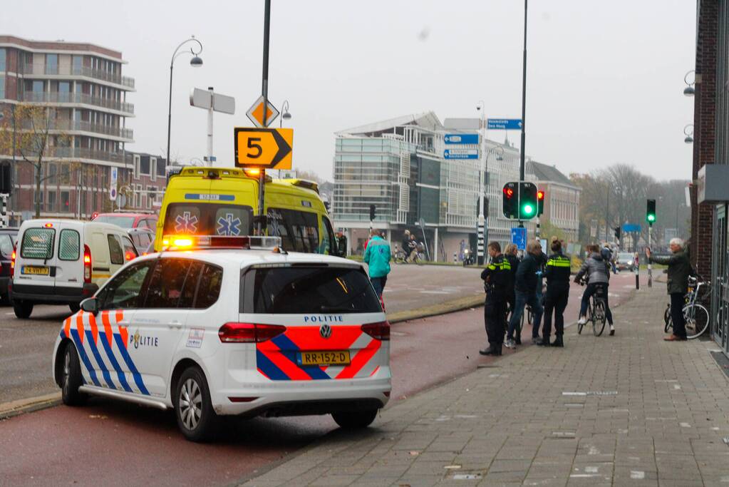 Vrouw gewond bij val op fietspad