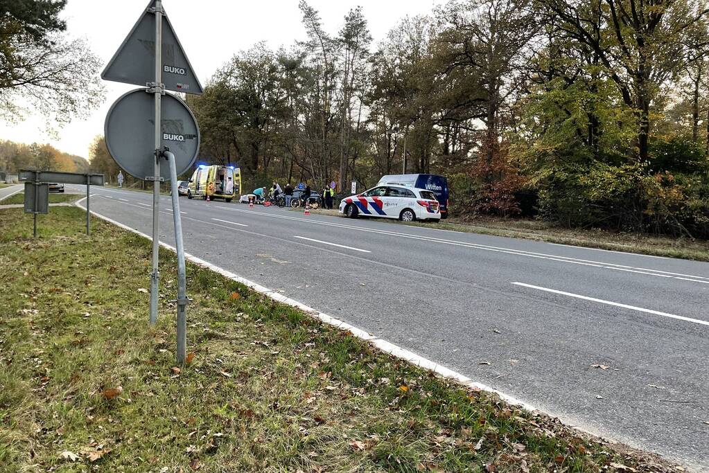 Brommerrijder zwaargewond bij botsing met auto