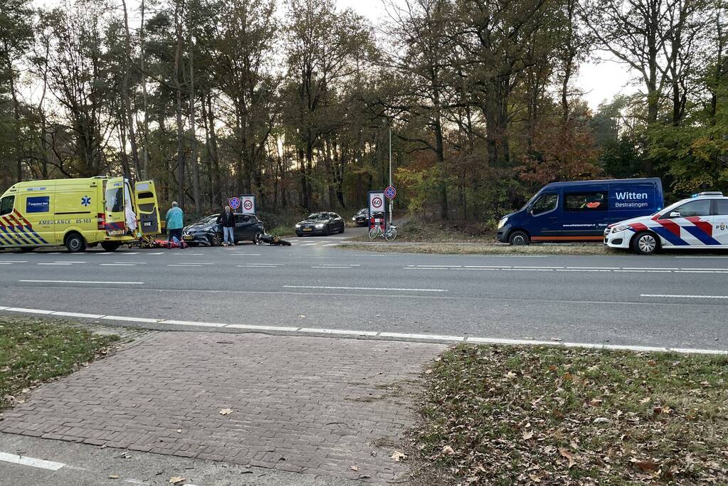 Brommerrijder zwaargewond bij botsing met auto