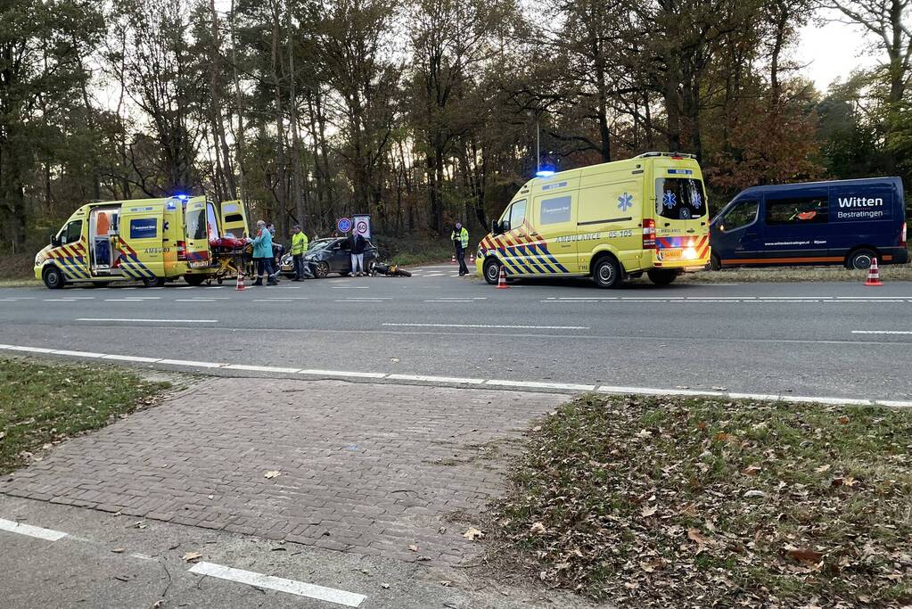 Brommerrijder zwaargewond bij botsing met auto