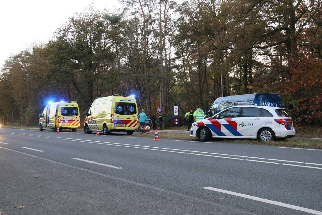 Brommerrijder zwaargewond bij botsing met auto