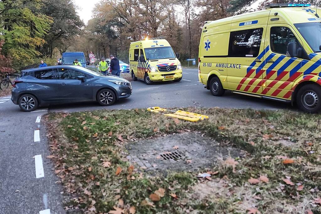 Brommerrijder zwaargewond bij botsing met auto