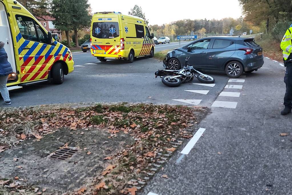 Brommerrijder zwaargewond bij botsing met auto