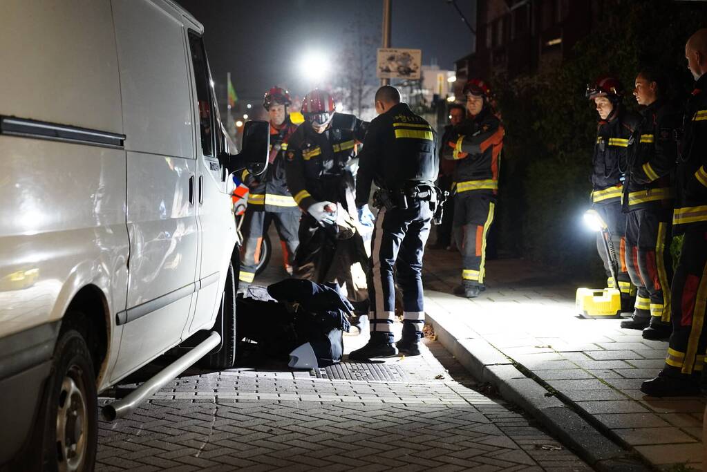 Fiets belandt onder bestelbus