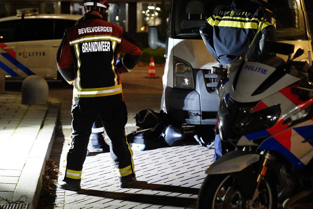 Fiets belandt onder bestelbus