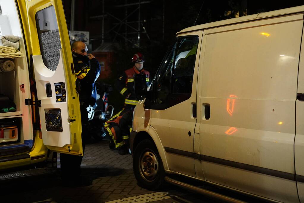 Fiets belandt onder bestelbus