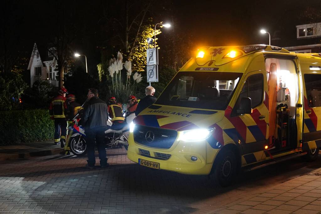 Fiets belandt onder bestelbus