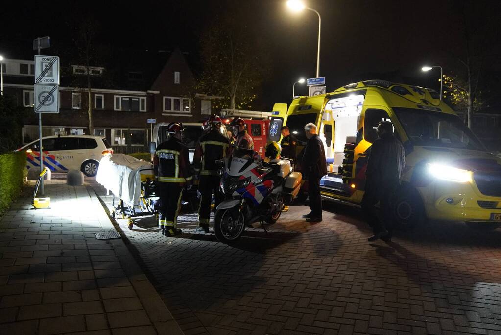 Fiets belandt onder bestelbus