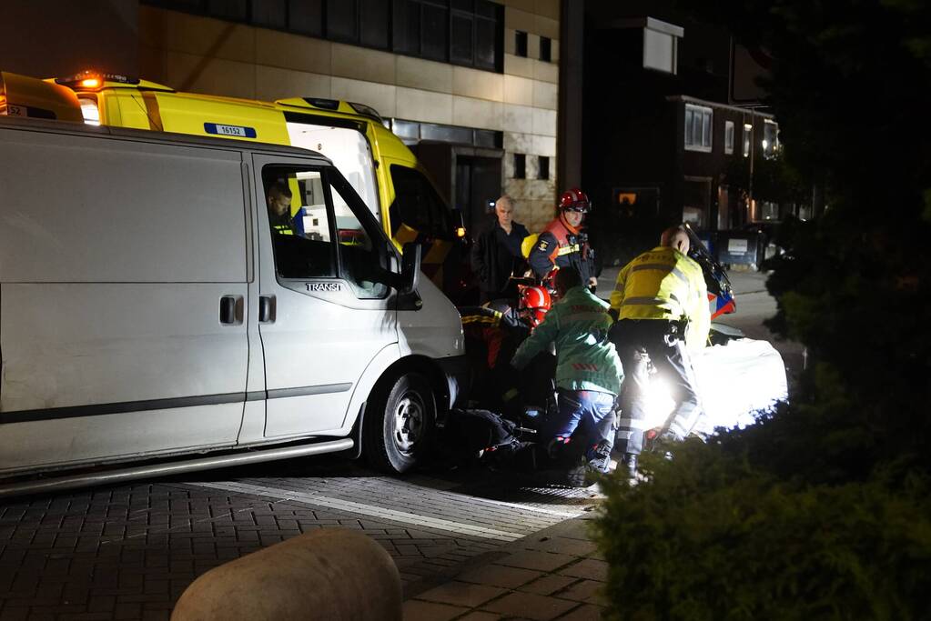 Fiets belandt onder bestelbus