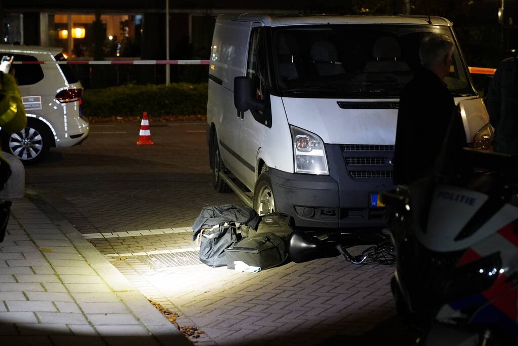 Fiets belandt onder bestelbus