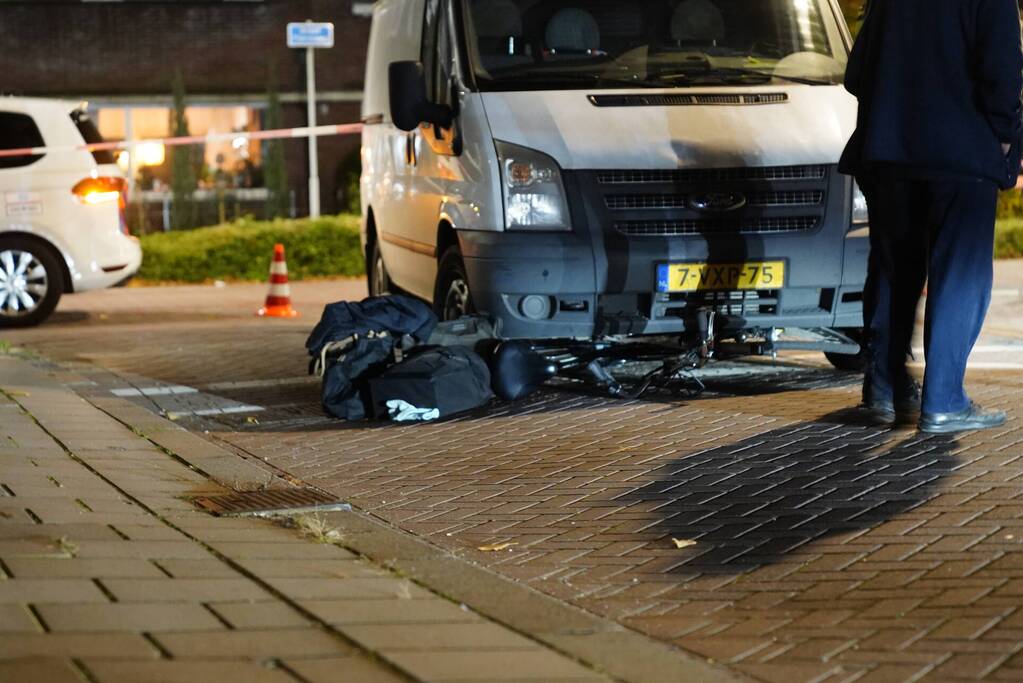 Fiets belandt onder bestelbus