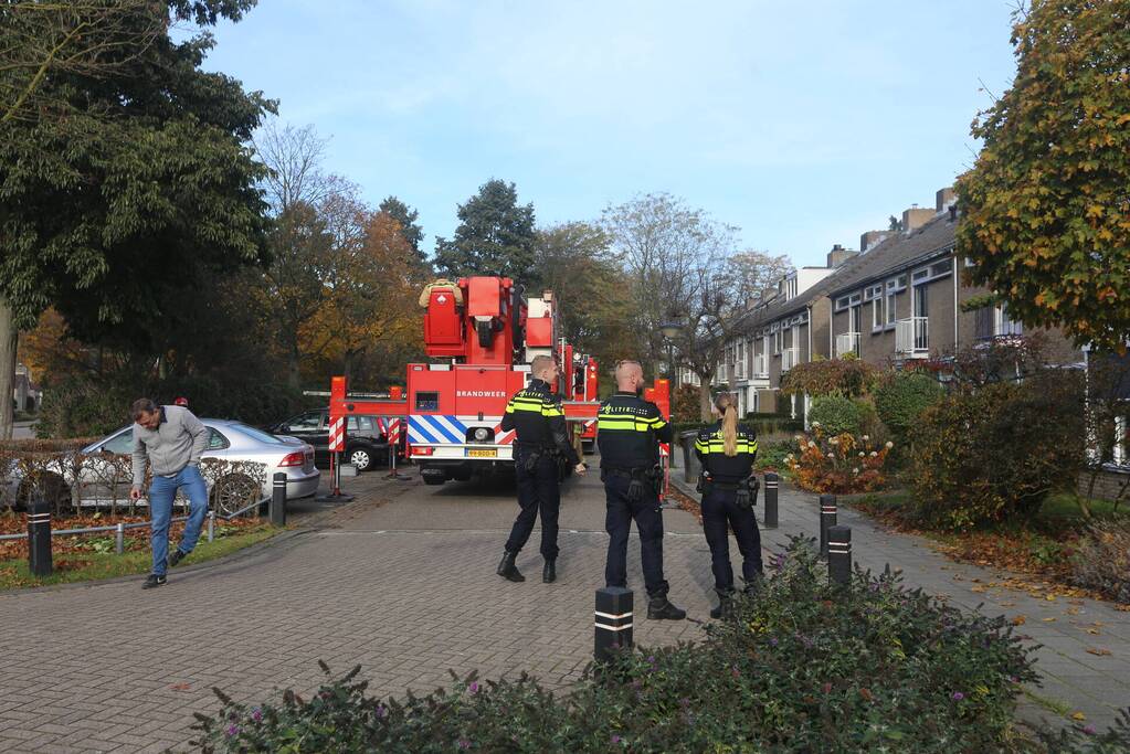 Brandweer veegt schoorsteen na brand