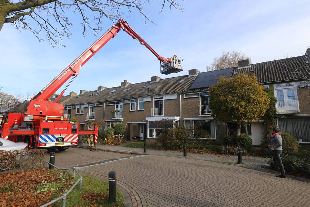 Brandweer veegt schoorsteen na brand