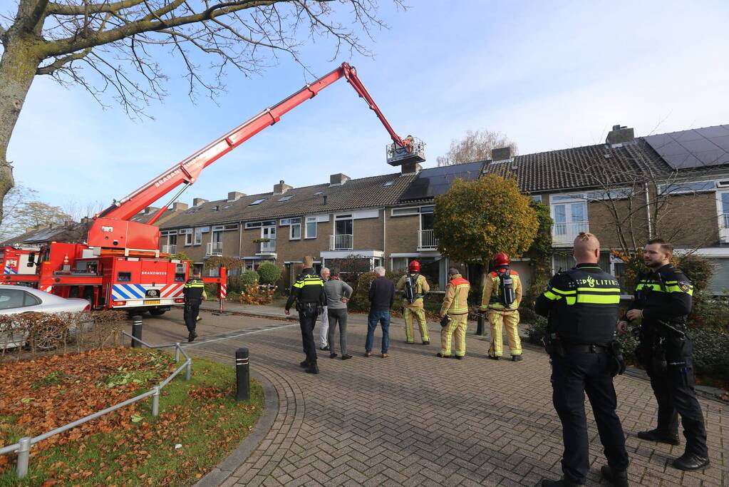 Brandweer veegt schoorsteen na brand