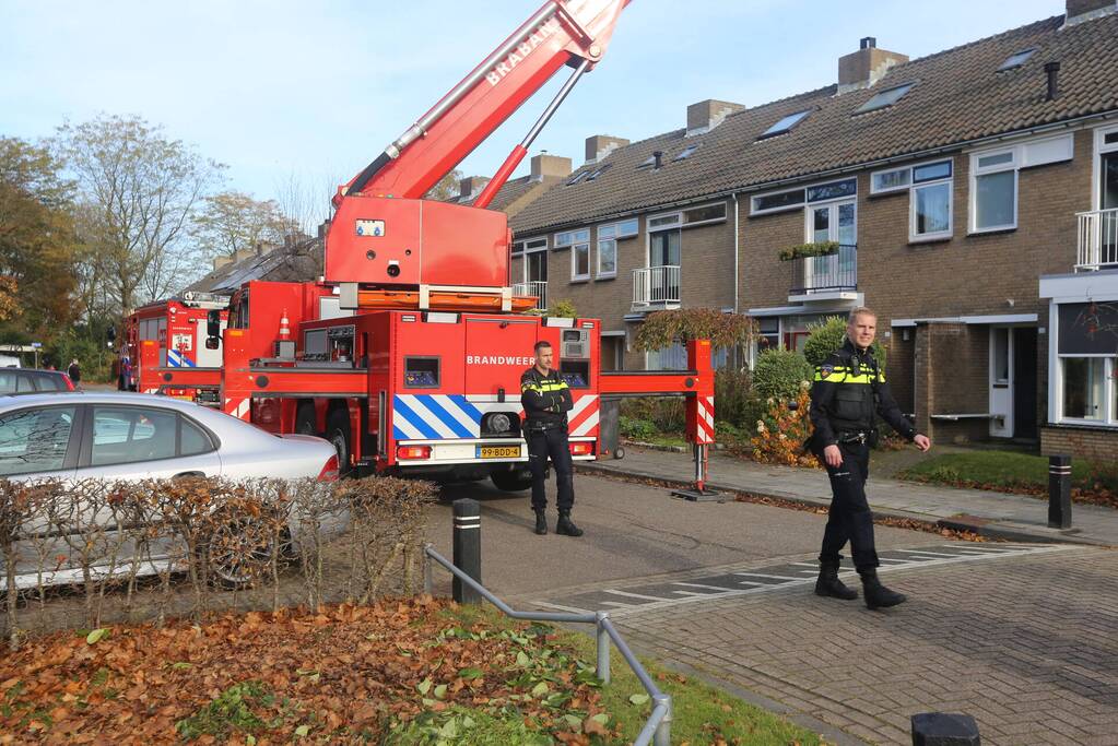 Brandweer veegt schoorsteen na brand