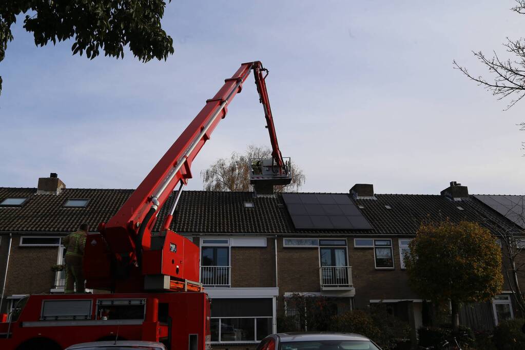 Brandweer veegt schoorsteen na brand