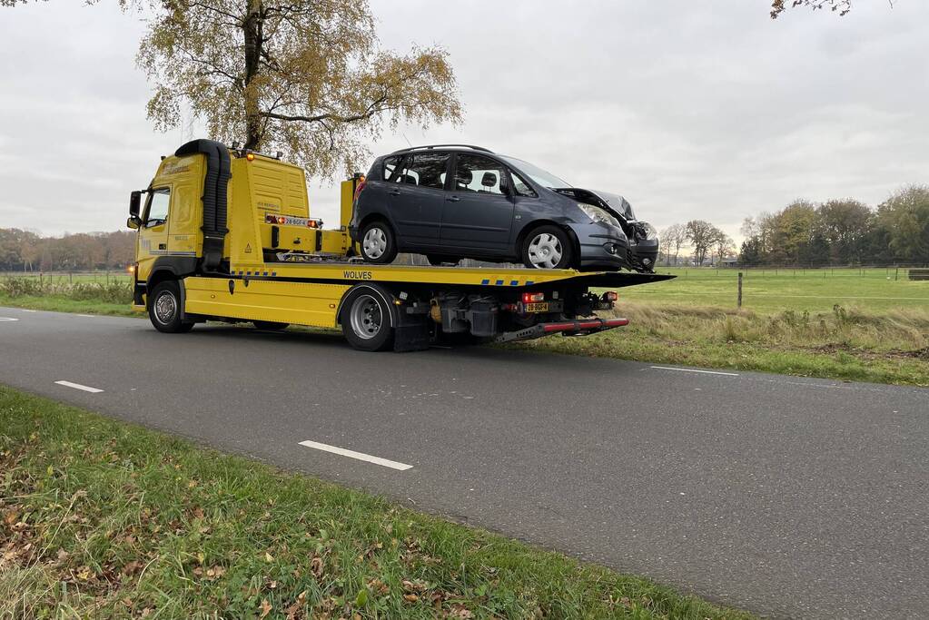 Auto botst frontaal tegen boom