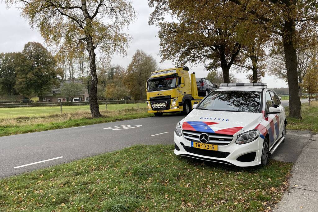 Auto botst frontaal tegen boom