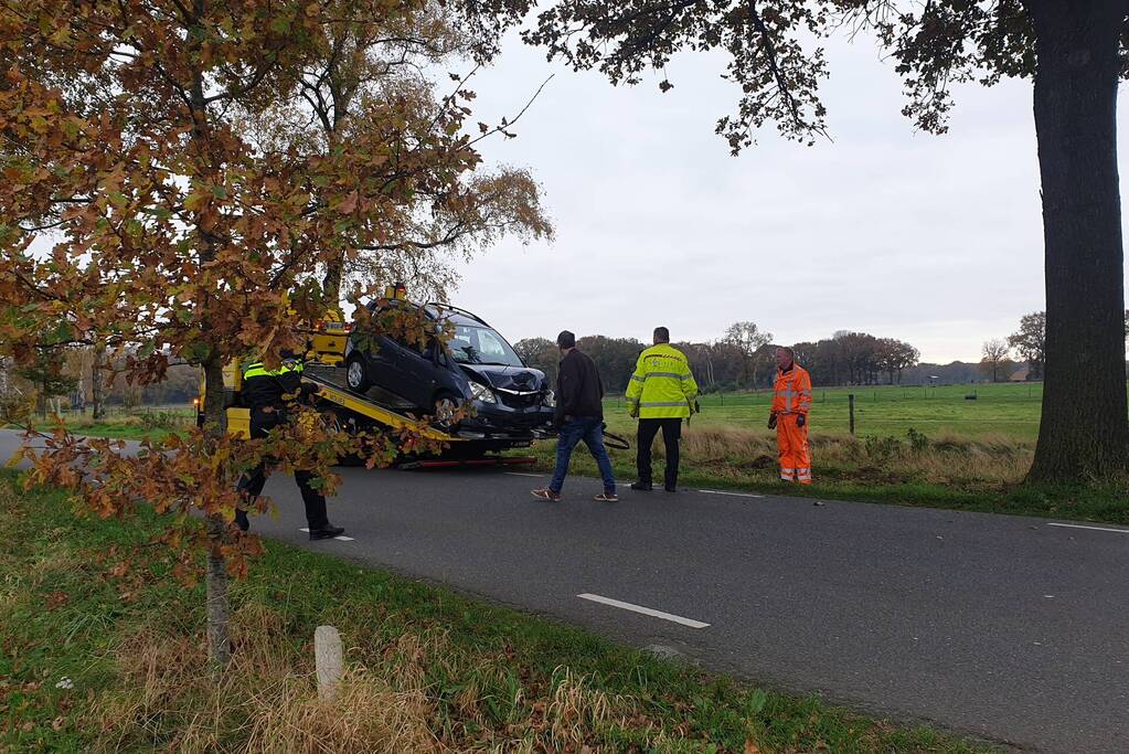 Auto botst frontaal tegen boom