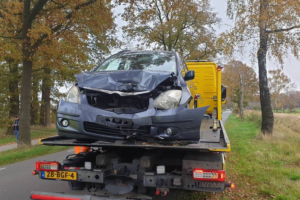 Auto botst frontaal tegen boom