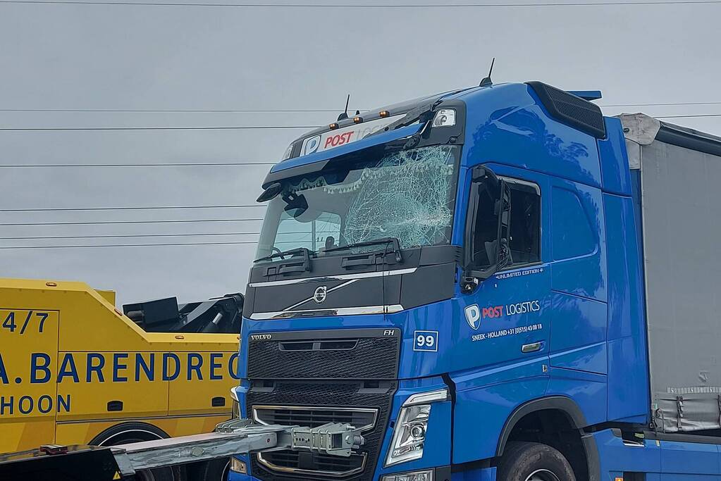 Vrachtwagen knalt tegen verkeersbord op Rijksweg