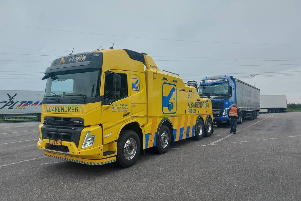 Vrachtwagen knalt tegen verkeersbord op Rijksweg
